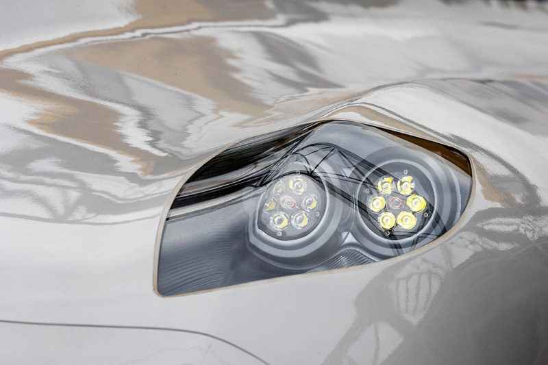 新幹線として初めてLEDヘッドライトを採用。約50％の省エネルギー化を実現