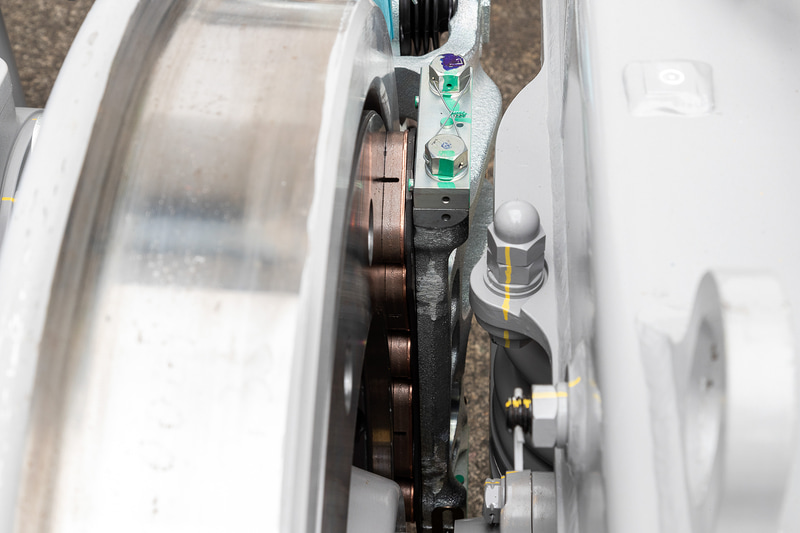 モーターを小型化したことによりブレーキライニングの厚みをアップ。約2倍の長寿命化を実現