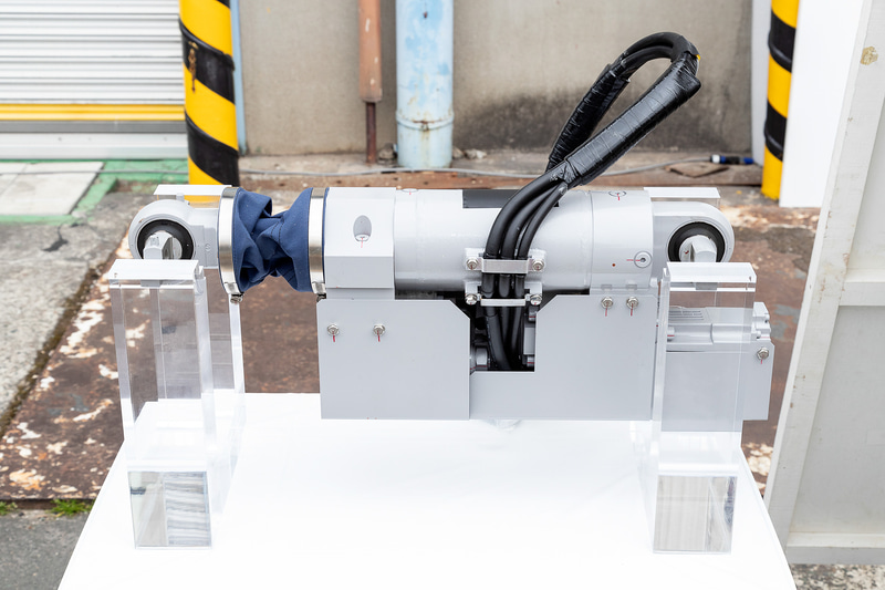 フルアクティブ制振制御装置。下部にモーターとポンプが備わる