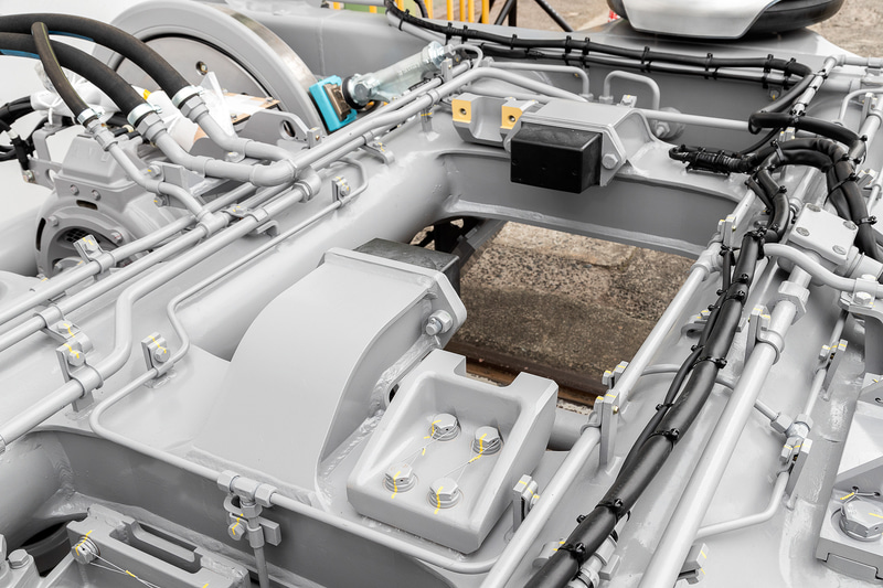 コの字型の受けがある部分（左右とも）に収る