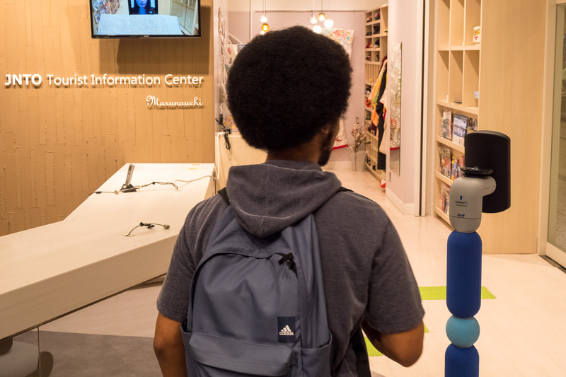 newmeが自走し、観光ガイドブックがある場所へ誘導