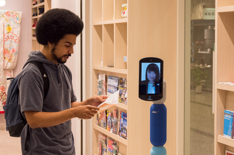 ガイドブックを見ながら遠隔で鉄道の乗り継ぎ案内をした