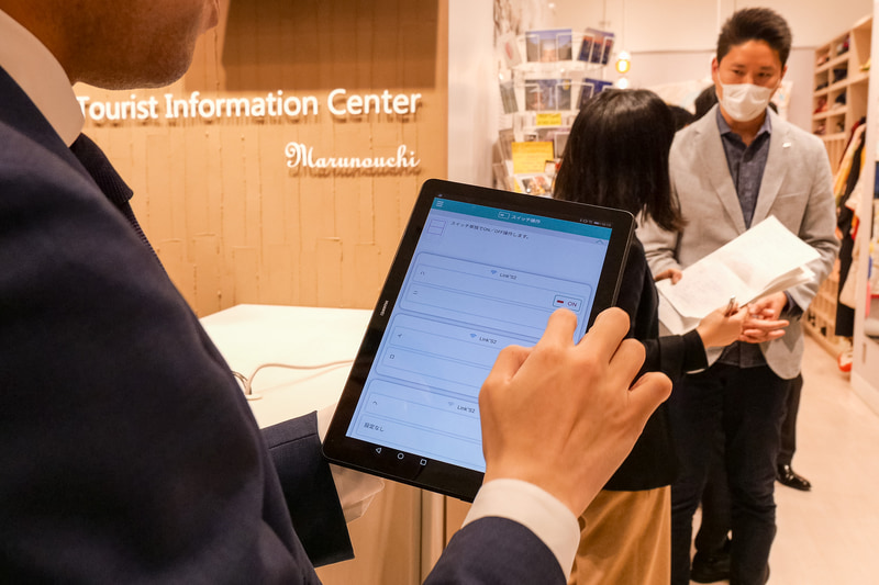 岩崎電気の照明「Link-S2」を操作。タブレットでスイッチを押すと照明がオン/オフする