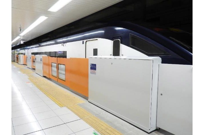 京成電鉄が成田空港駅に伸縮式ホームドアの設置を開始する（写真は導入済みの空港第2ビル駅）