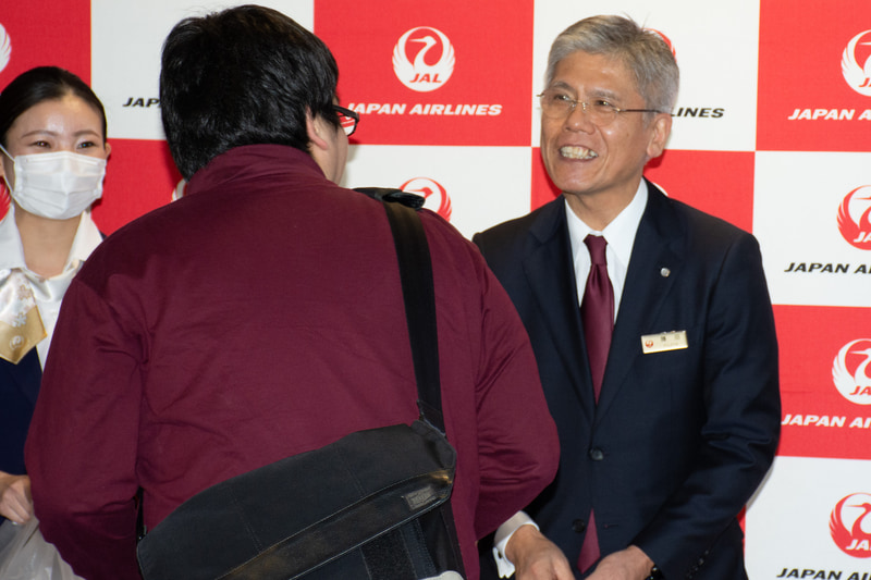 藤田副社長が先頭に立って記念品を手渡していた