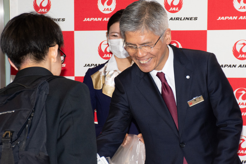 藤田副社長が先頭に立って記念品を手渡していた