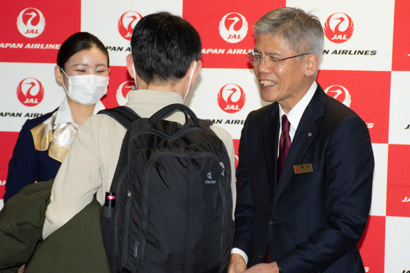藤田副社長が先頭に立って記念品を手渡していた