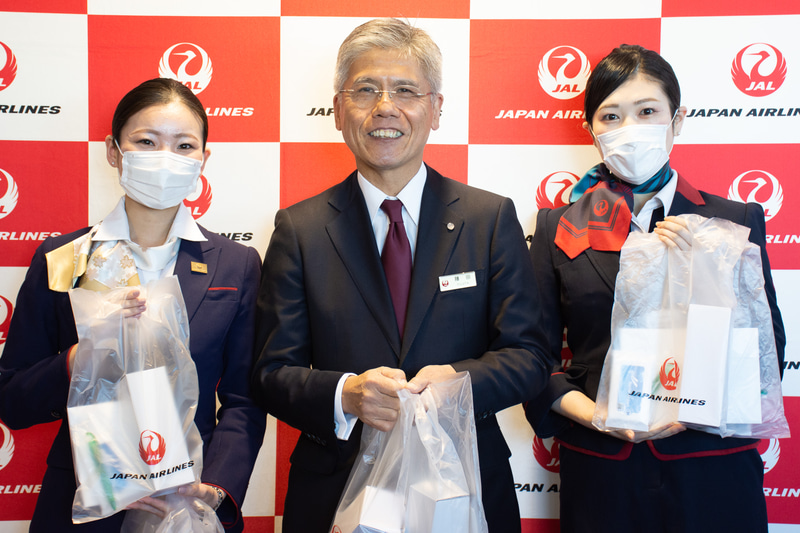 藤田副社長が先頭に立って記念品を手渡していた