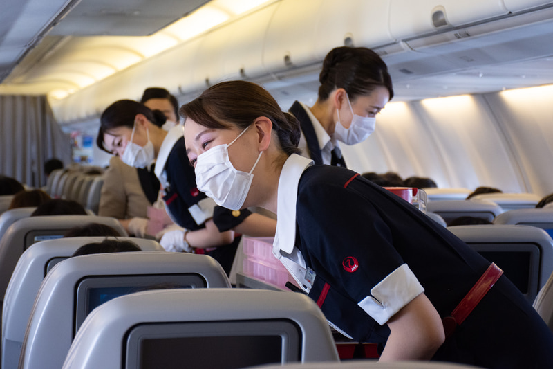 2時間半の短いフライトながら食事も提供