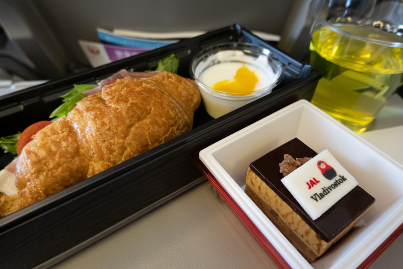 初便を記念したチョコレートケーキも