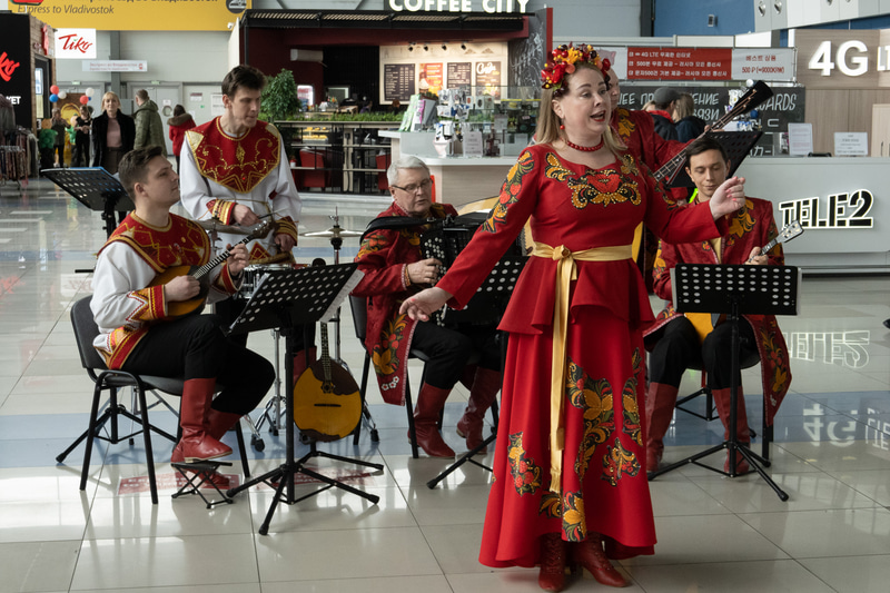 ウラジオストク空港では歓迎式典と出発式典が行なわれていた