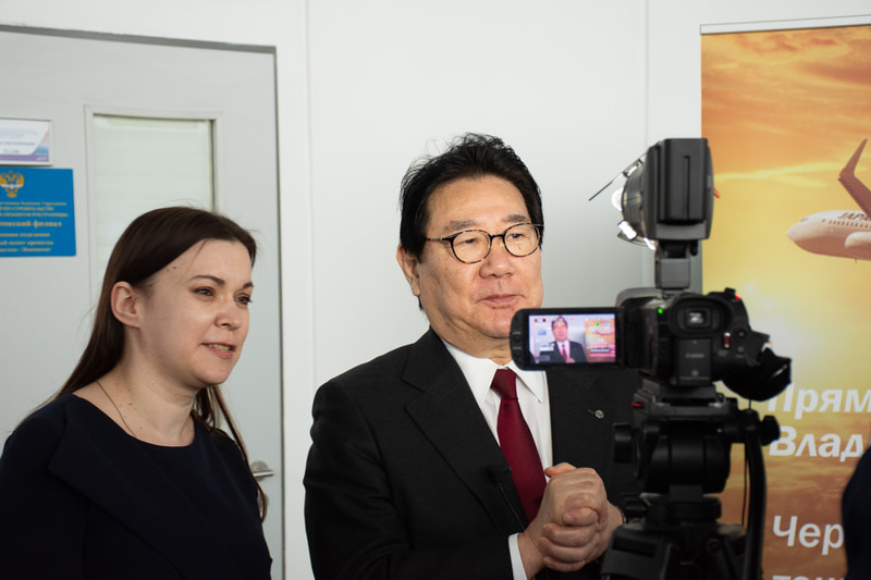 現地メディアのインタビューに応える日本航空株式会社 代表取締役会長 植木義晴氏