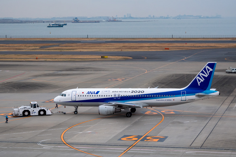 羽田発最終営業運航となるANA637便が出発。ANAのエアバス A321neo型機の離陸を見送りながら滑走路へ向かった