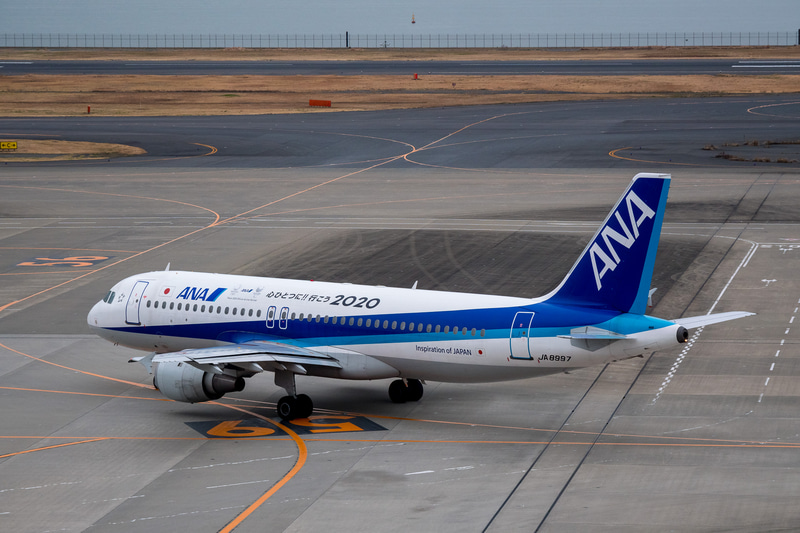 羽田発最終営業運航となるANA637便が出発。ANAのエアバス A321neo型機の離陸を見送りながら滑走路へ向かった