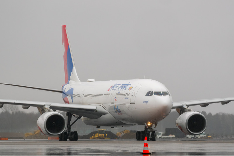 カトマンズ発のRA433便がほぼ定刻通りに到着