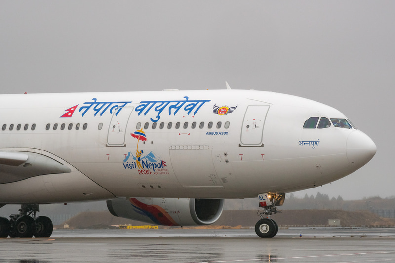 カトマンズ発のRA433便がほぼ定刻通りに到着
