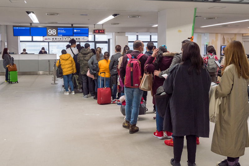 成田空港では第2ターミナルを使用。初便は98番搭乗口を使用した