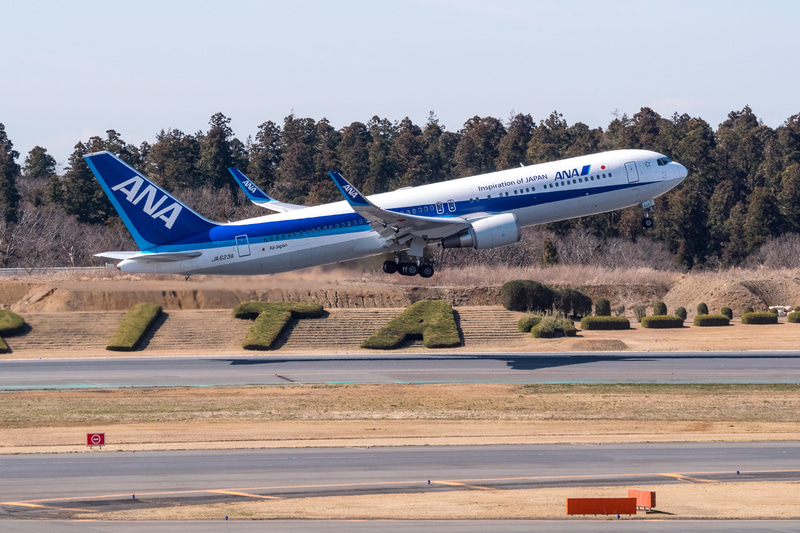 ANAは新型コロナウイルス対策として機内サービスの一部中止/変更を発表した