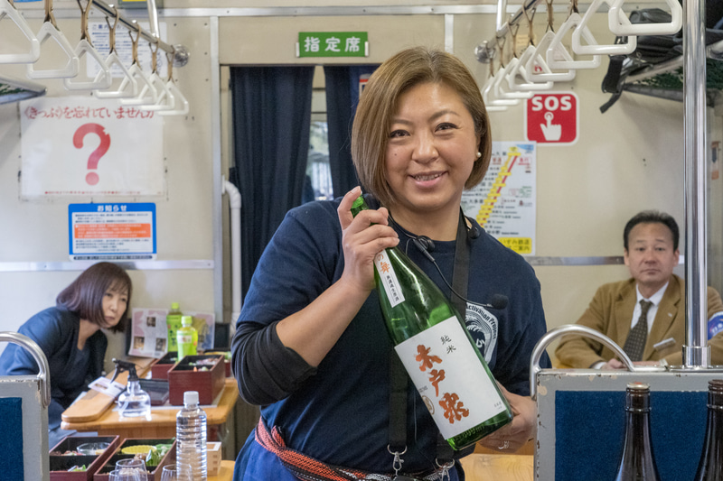 「千葉の美味しいもの、美味しい日本酒を知ってもらえれば。車窓を見ながらゆったりした気分で過ごしてください」とあいさつした、きき酒師の林紀子さん