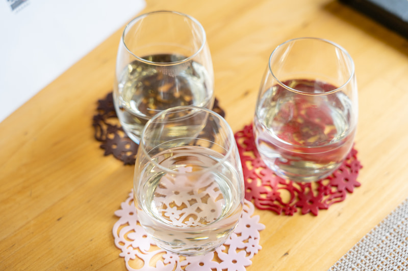 色の違うコースターに乗っていて、銘柄が分かるようになっています