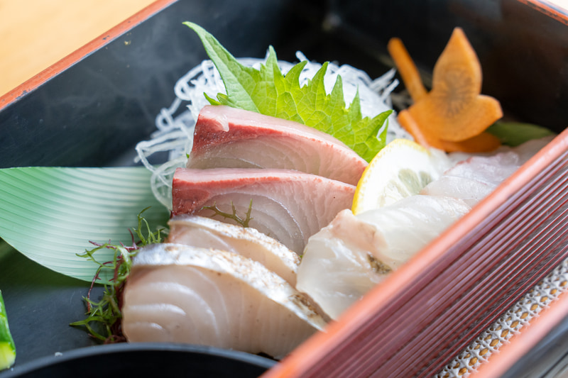 お刺身はスズキ、ヒラメ、サワラ、カンパチで、すべて大原漁港直送