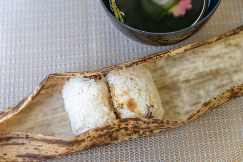 〆には大原産のタコを使ったタコ飯のおにぎりとお吸い物も