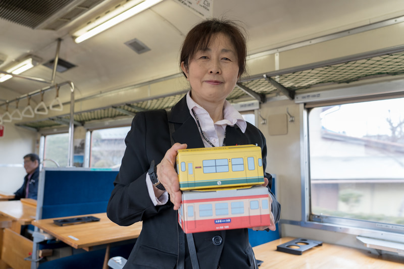 ポップコーンを販売してまわる車掌さん