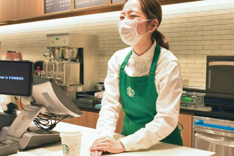 スターバックスは持参したタンブラーでのドリンク提供を一時休止し、紙カップ、プラスチックフォーク/ナイフに順次変更する