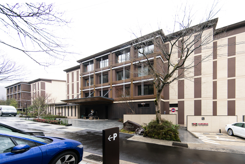 エントランスと駐車場は山側にある