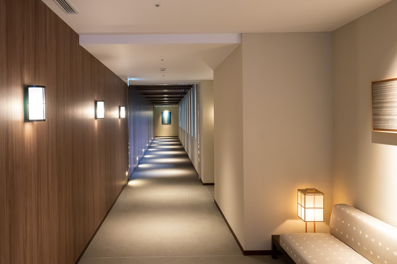 1階通路。光の演出が美しい