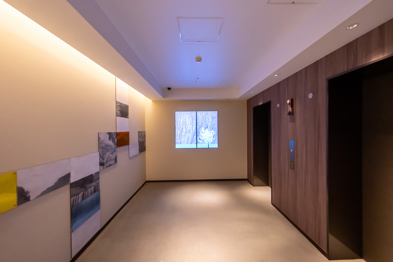 エレベーターホール。サイネージの演出がある