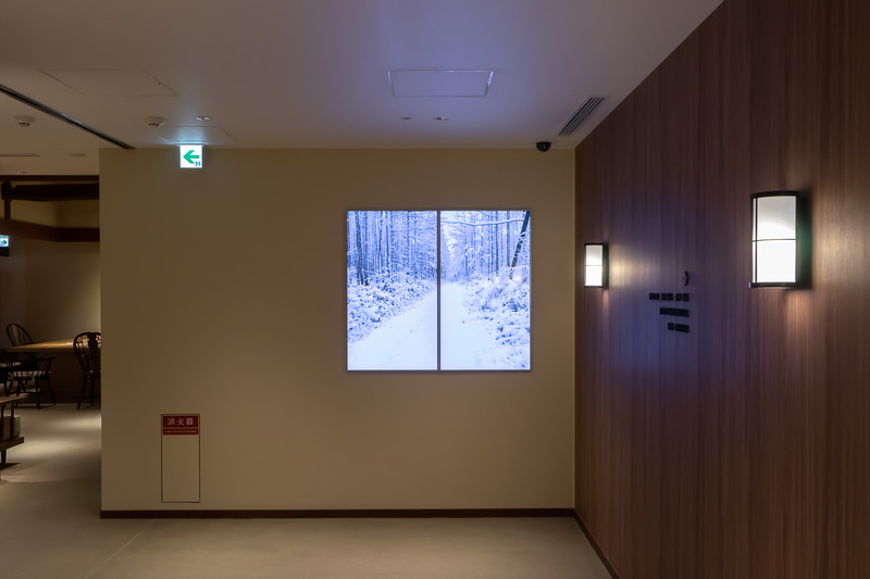 廊下にも所々に季節の風景が映し出されるサイネージがある