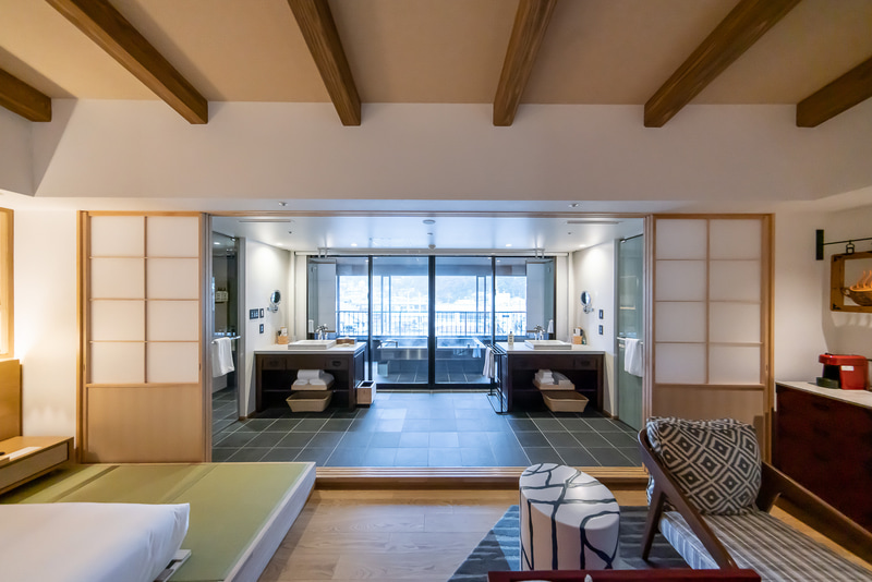 洗面と露天風呂周辺