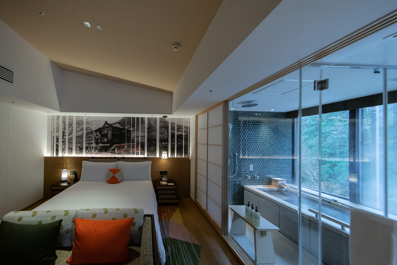 デラックスキングヒルサイド。もっともリーズナブルな客室タイプ。テーマカラーはオレンジ