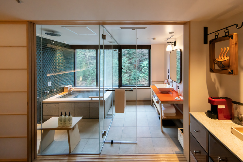 内風呂の周辺。ヒルサイドは内風呂。リバーサイドは露天風呂という違い