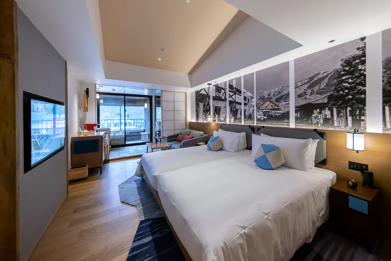 デラックスツインリバーサイド。ハリウッドツインの大きなベッド。添い寝するファミリーに最適