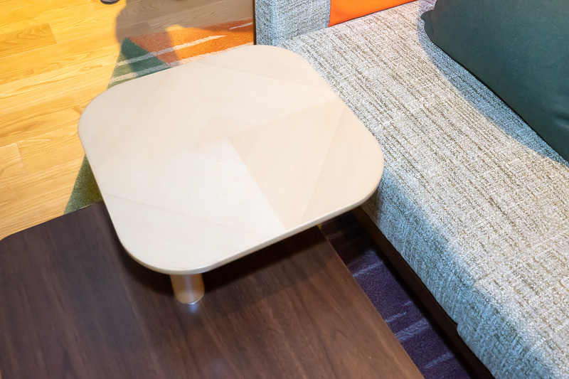 デラックスキングヒルサイドのテーブル。段差が異なりPCなどを使うのに便利