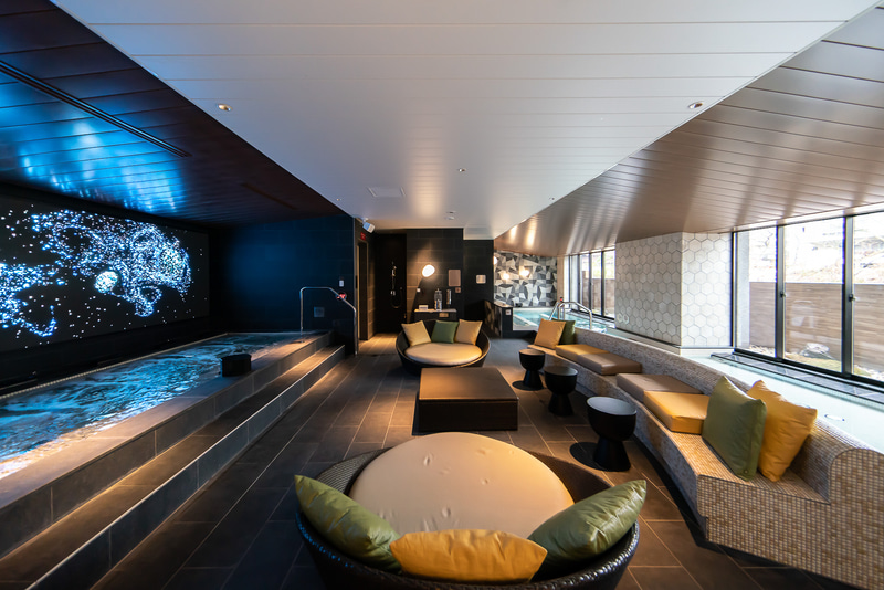 水着で楽しむ男女共用の大浴場