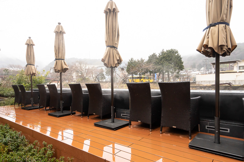 中庭に足湯カウンターがある