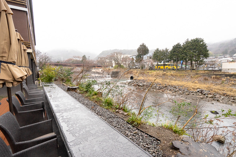 川の景色を望むカウンターになっている
