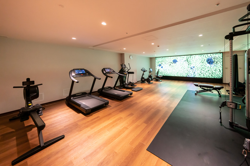 24時間利用可能なジムにも大型スクリーンがある