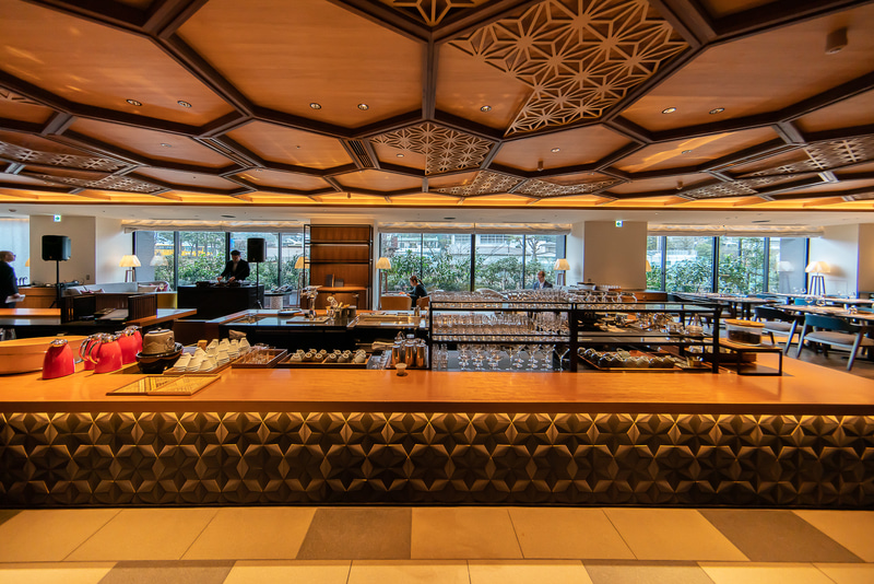 ドリンクを提供する大きめのカウンター