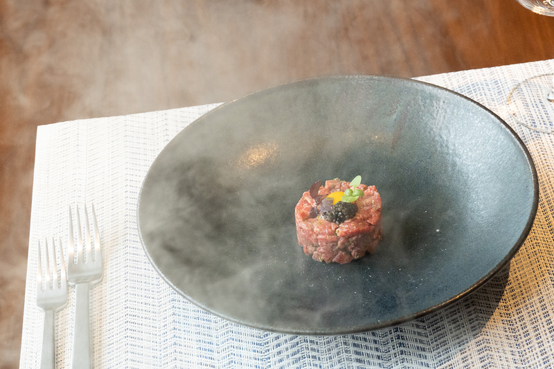 足柄牛のタルタル。キャビアが乗っている