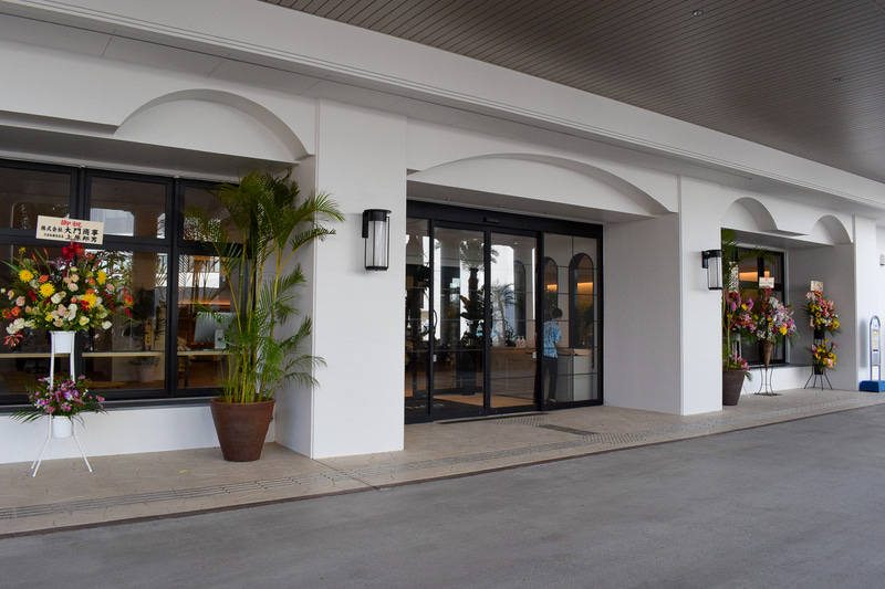 ホテル入口にバス停がありアクセスも便利。空港からシャトルバス「北谷ライナー」で810円