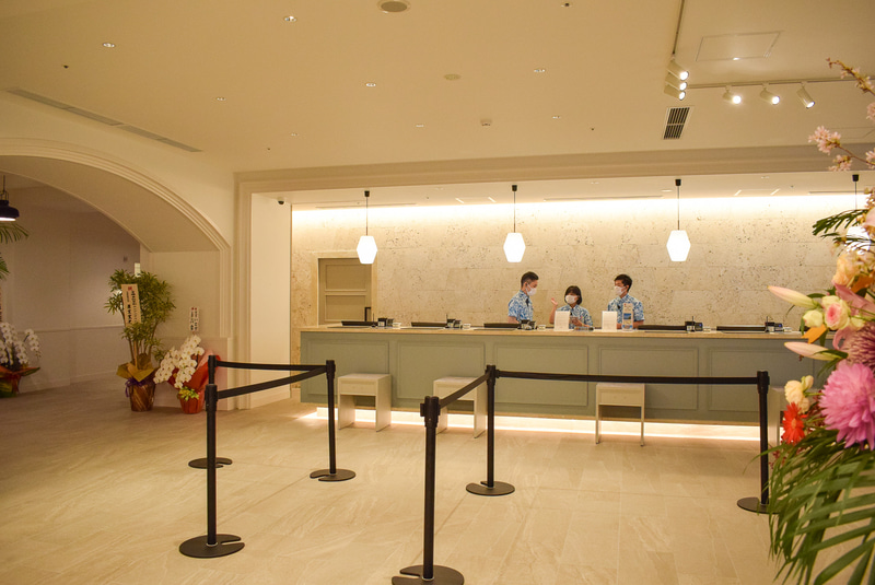 入口を入って右側にフロントデスクがある