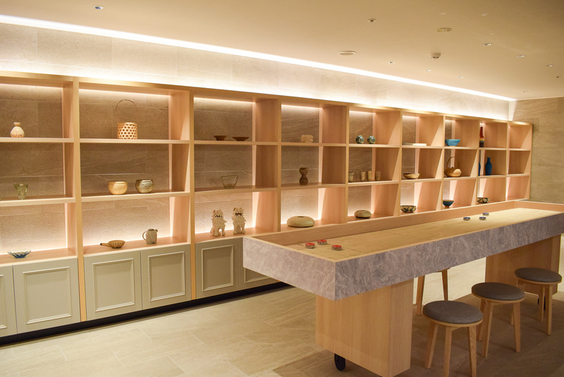 ロビーには沖縄の作家による作品の展示コーナーも。作家名や、どこで買えるかなどの表示も準備中とのこと