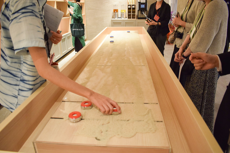 作品展示棚の前に置かれた台はシャッフルボードというゲーム