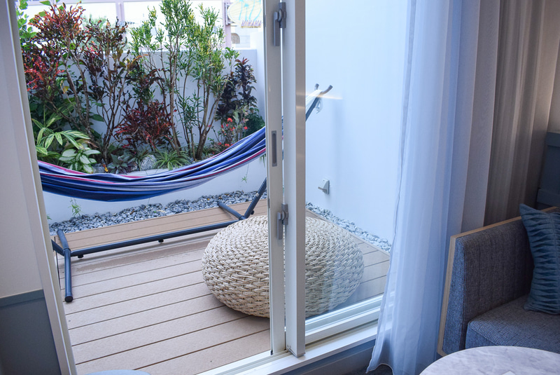 庭にはハンモックなどが置かれている