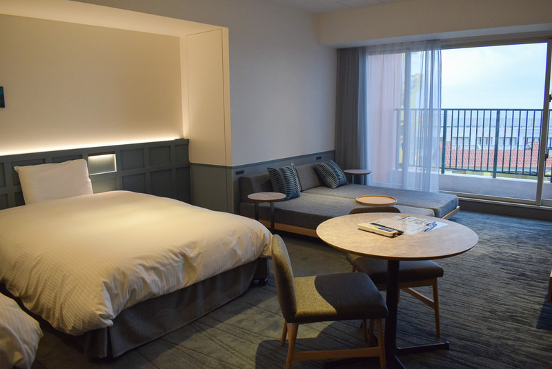 ジュニアスイート。同ホテルで一番広い部屋でベッド5台まで増やせる。オーシャンビュー