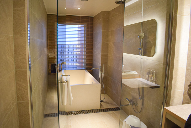 ジュニアスイートのバスルームは、バスタブが独立。夜景を見ながら入浴することも可能